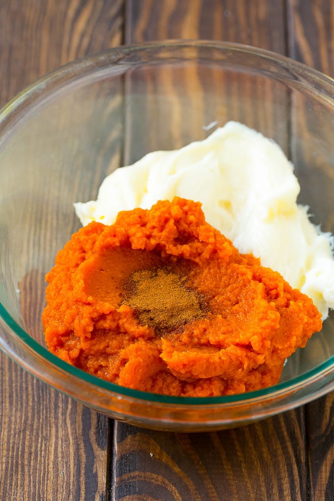 Puree, cream cheese and spices in a bowl.